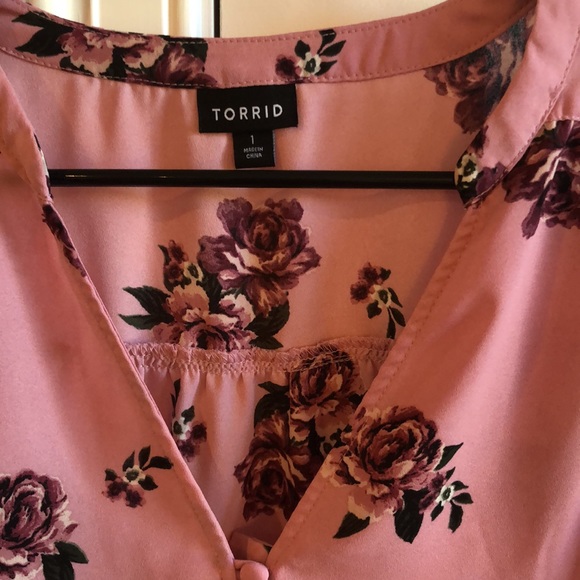 Torrid Women’s Button Up Top Size 1 - Picture 2 of 8